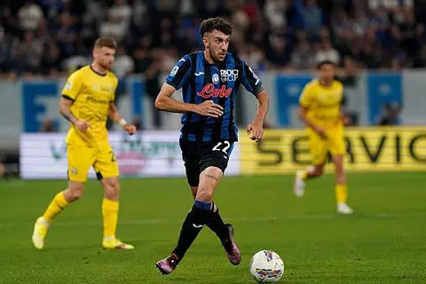 متفوقًا على روبرتسون.. أتلتيكو مدريد يقترب من التعاقد مع لاعب أتالانتا